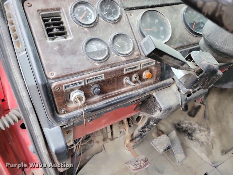 image for item LO9963 1989 Freightliner FLC 112  roll-off container truck