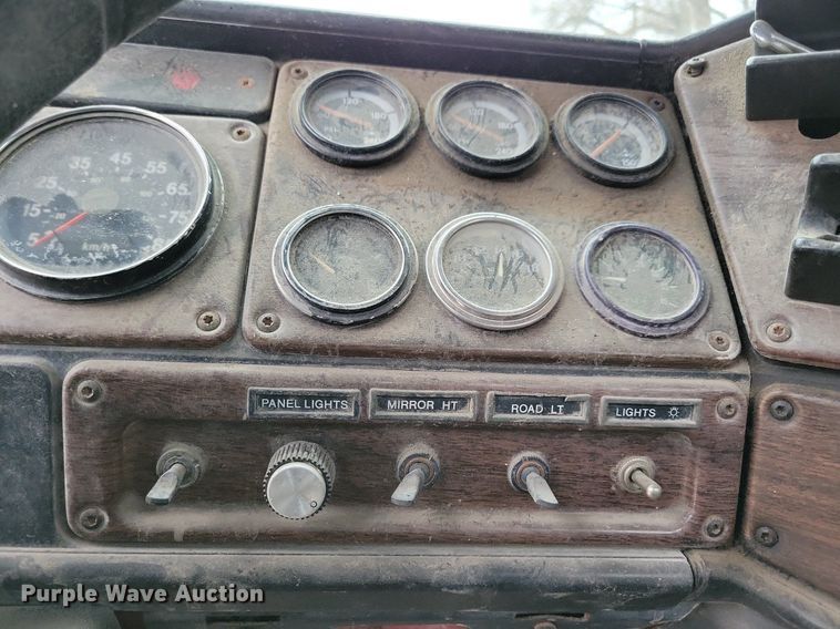 image for item LO9963 1989 Freightliner FLC 112  roll-off container truck