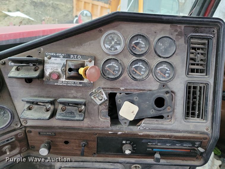 image for item LO9963 1989 Freightliner FLC 112  roll-off container truck