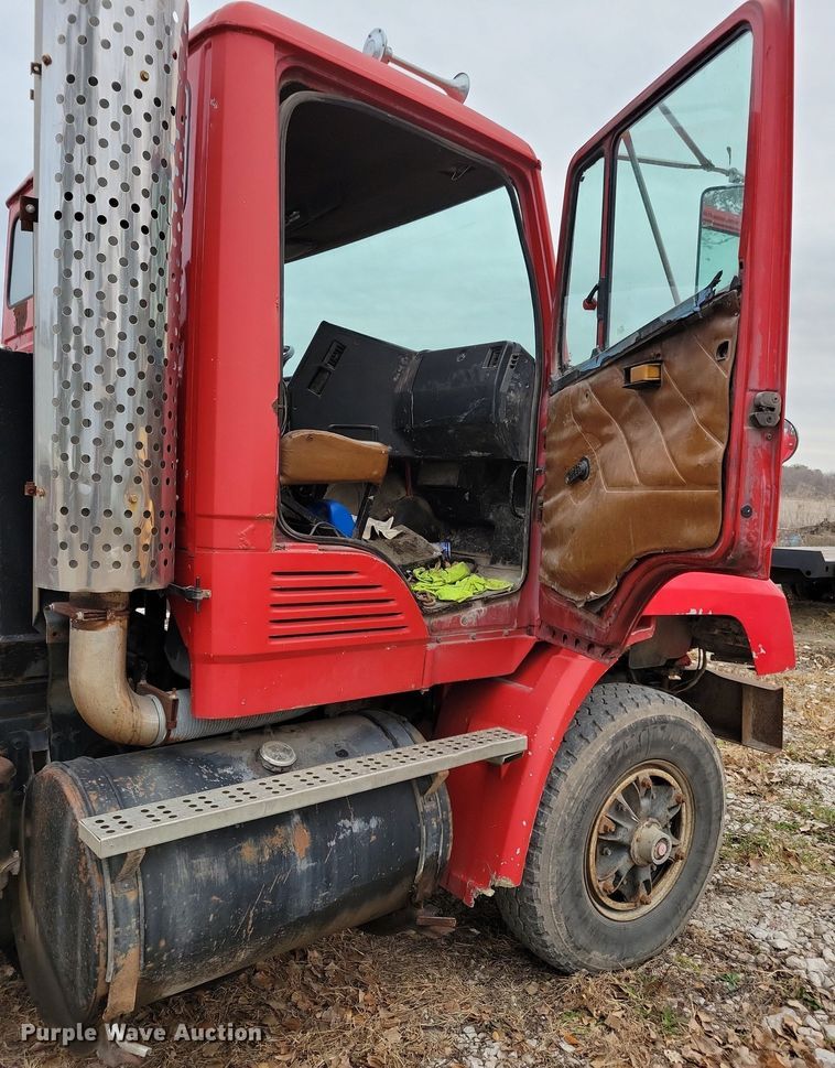 image for item LO9963 1989 Freightliner FLC 112  roll-off container truck