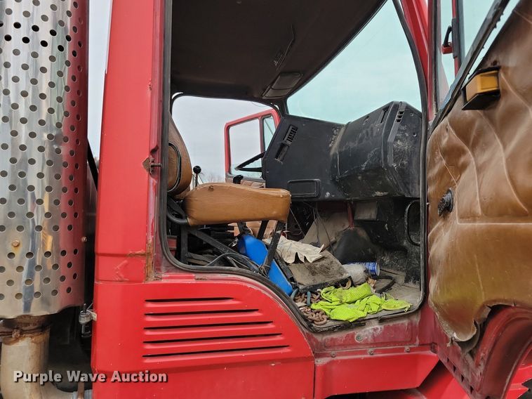 image for item LO9963 1989 Freightliner FLC 112  roll-off container truck