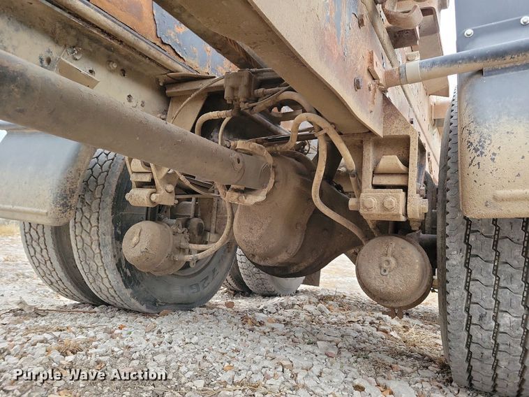 image for item LO9963 1989 Freightliner FLC 112  roll-off container truck