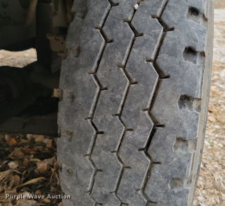 image for item LO9963 1989 Freightliner FLC 112  roll-off container truck