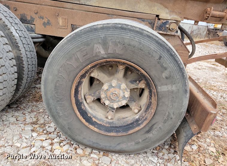 image for item LO9963 1989 Freightliner FLC 112  roll-off container truck