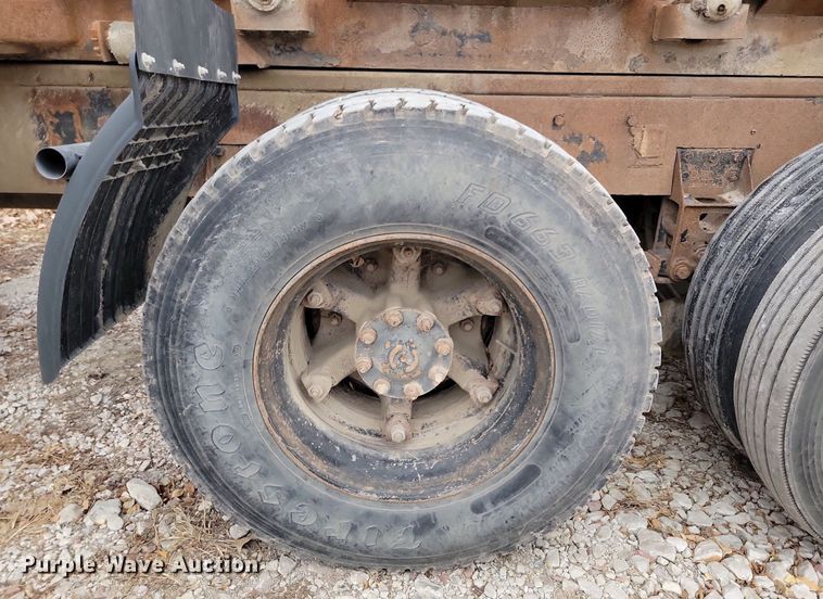 image for item LO9963 1989 Freightliner FLC 112  roll-off container truck