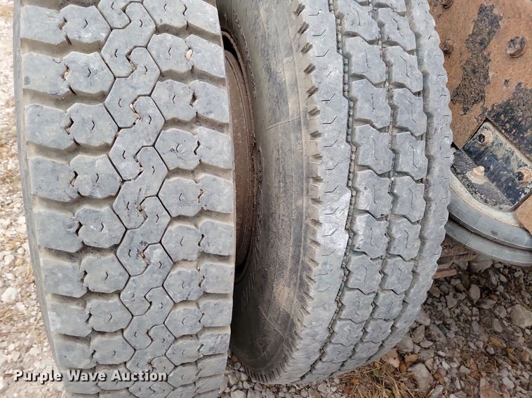 image for item LO9963 1989 Freightliner FLC 112  roll-off container truck