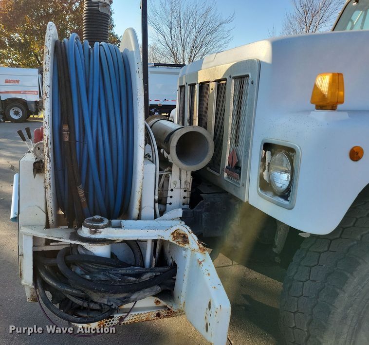 image for item LO9974 2000 International 2554  sewer jetter truck