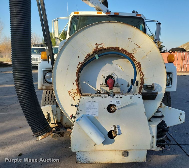 image for item LO9974 2000 International 2554  sewer jetter truck