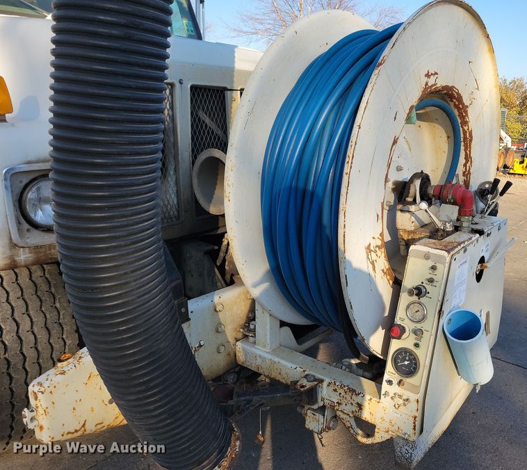image for item LO9974 2000 International 2554  sewer jetter truck