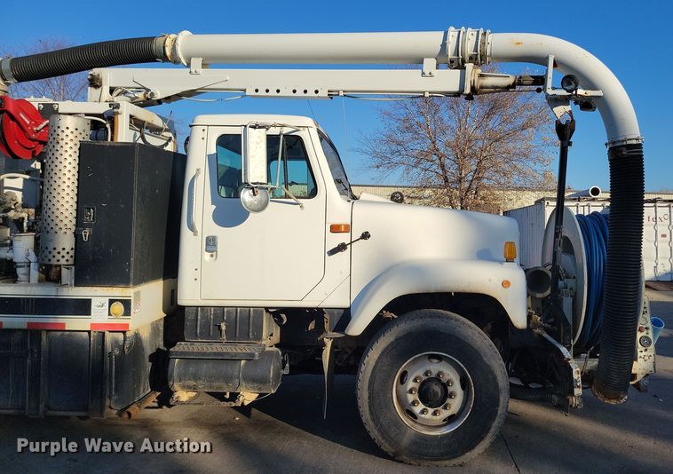 image for item LO9974 2000 International 2554  sewer jetter truck