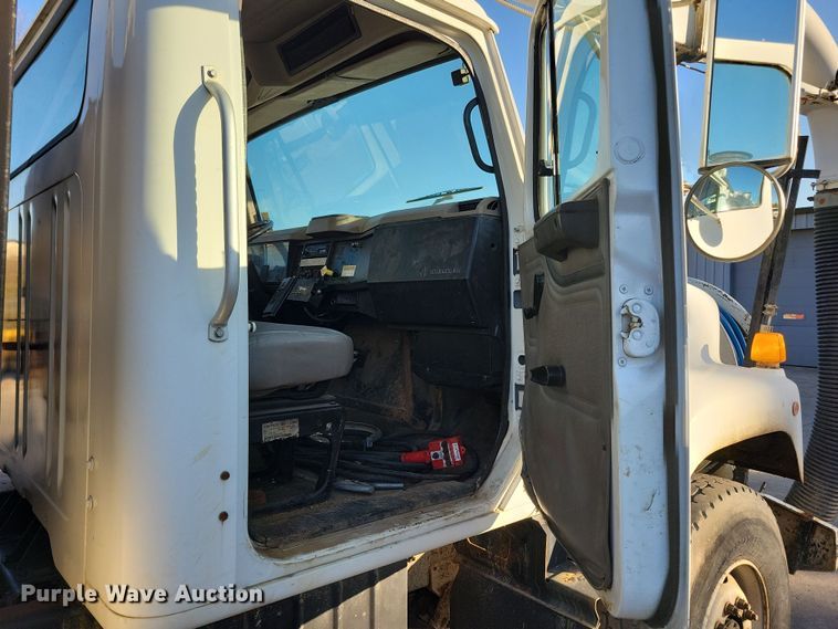 image for item LO9974 2000 International 2554  sewer jetter truck