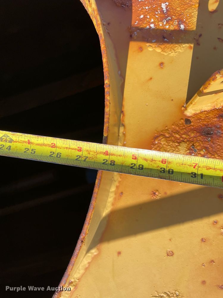 image for item LV9251 Caterpillar 613C Series II  water wagon