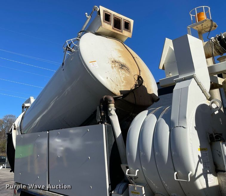 image for item LV9971 2006 International 7500  sewer jetter truck