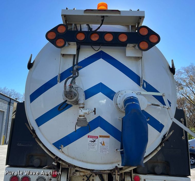 image for item LV9971 2006 International 7500  sewer jetter truck