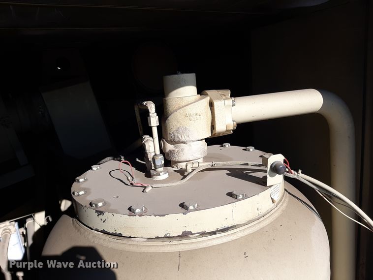 image for item LX9851 1991 Great Lakes  sandblasting trailer