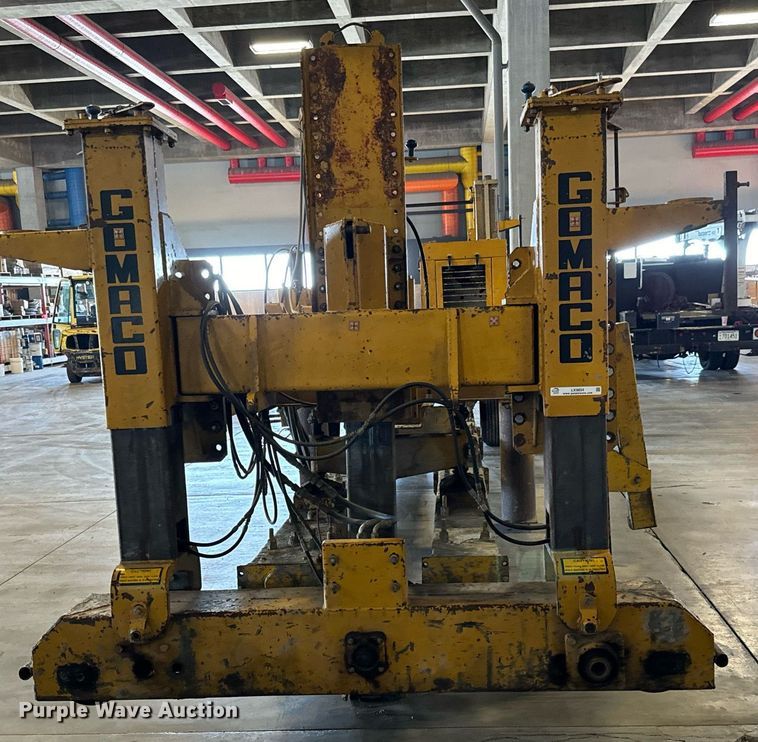 image for item LX9854 Gomaco LS300  slipform paver