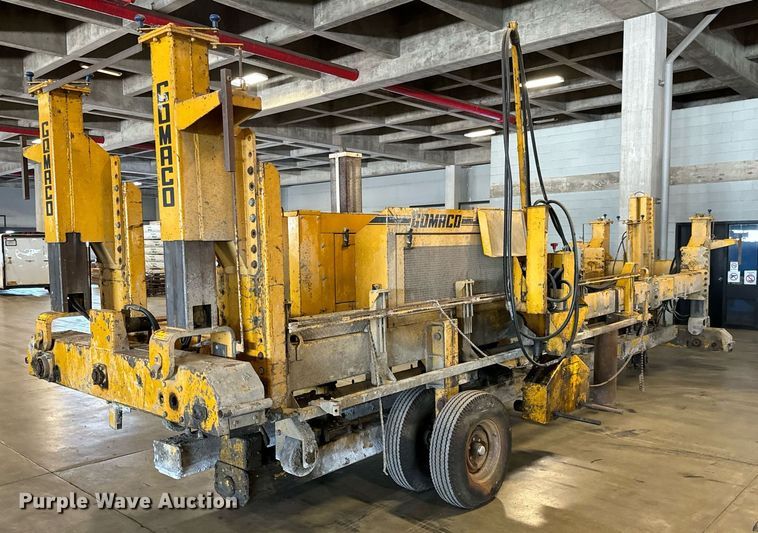 image for item LX9854 Gomaco LS300  slipform paver