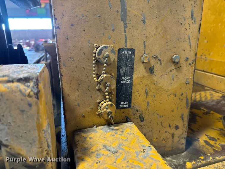 image for item LX9854 Gomaco LS300  slipform paver