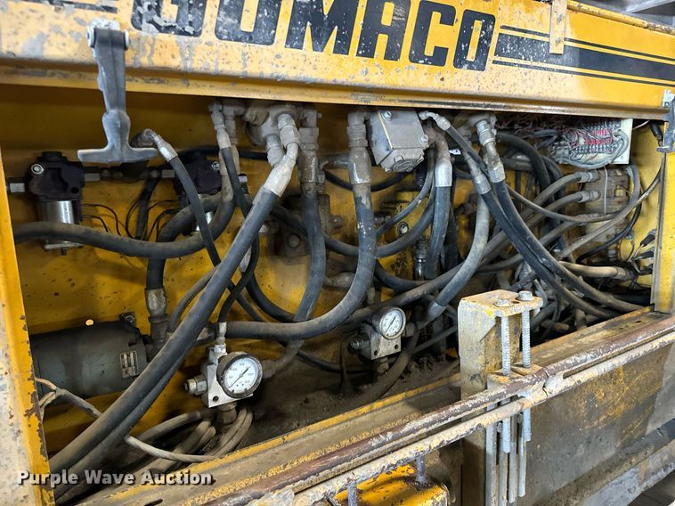 image for item LX9854 Gomaco LS300  slipform paver