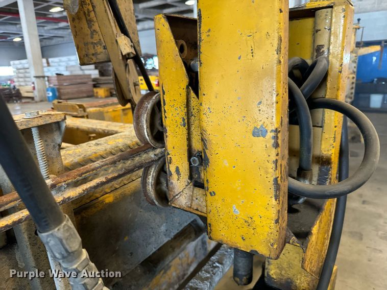 image for item LX9854 Gomaco LS300  slipform paver