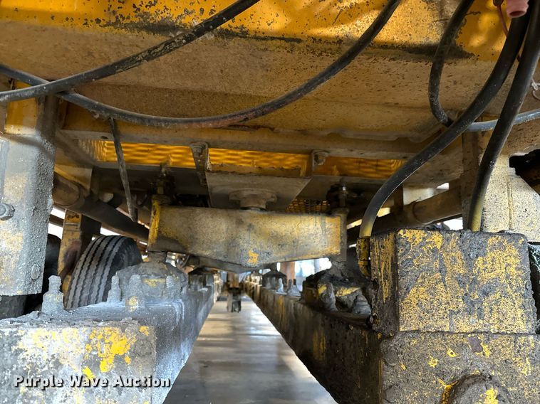 image for item LX9854 Gomaco LS300  slipform paver