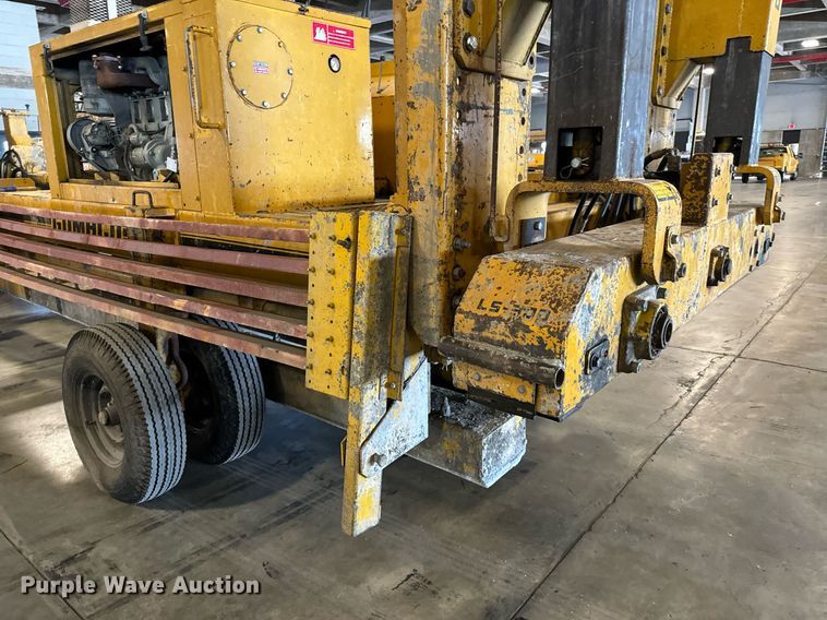 image for item LX9854 Gomaco LS300  slipform paver