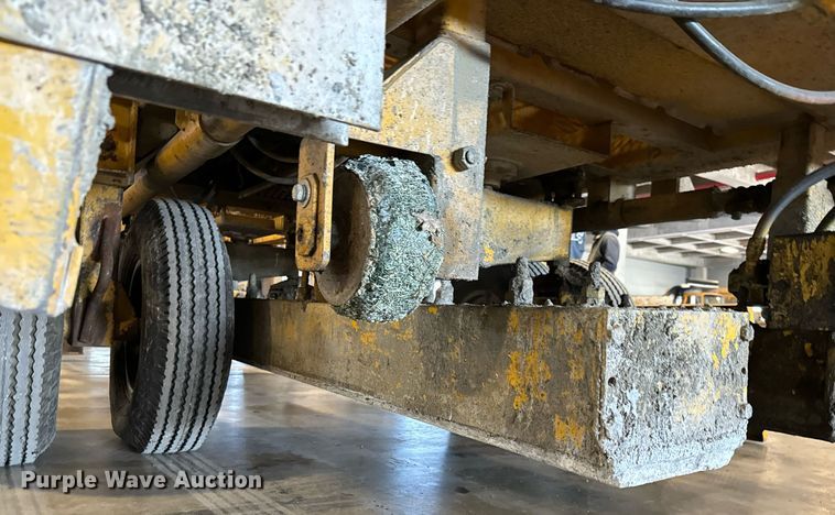 image for item LX9854 Gomaco LS300  slipform paver