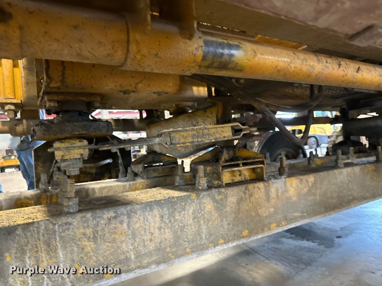 image for item LX9854 Gomaco LS300  slipform paver