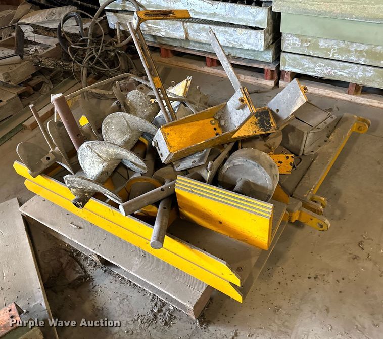 image for item LX9854 Gomaco LS300  slipform paver