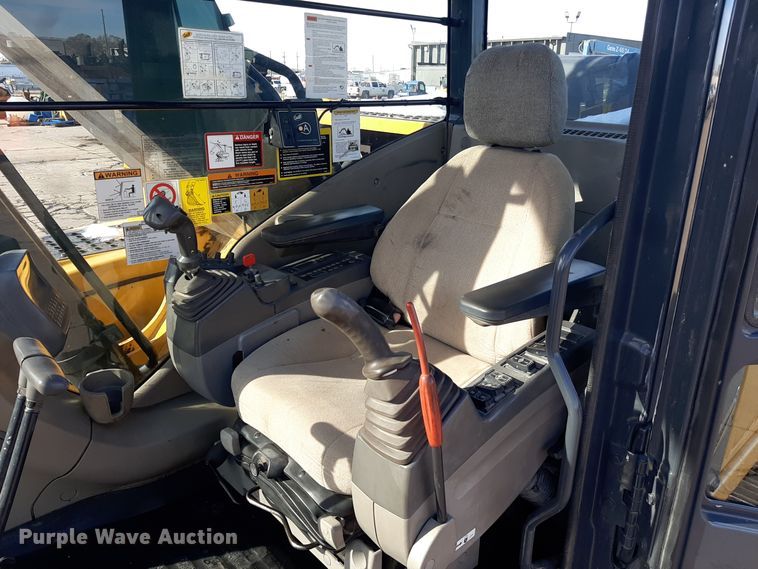 image for item LX9868 2012 John Deere 200D LC  excavator