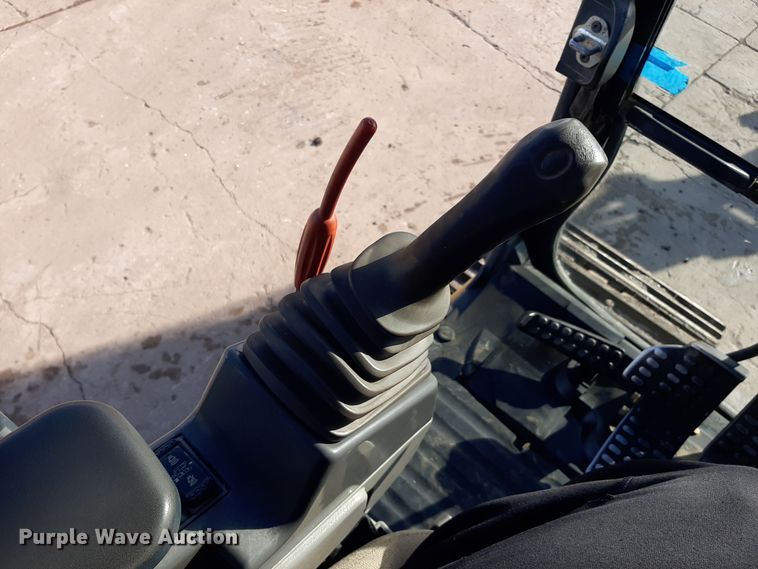 image for item LX9868 2012 John Deere 200D LC  excavator