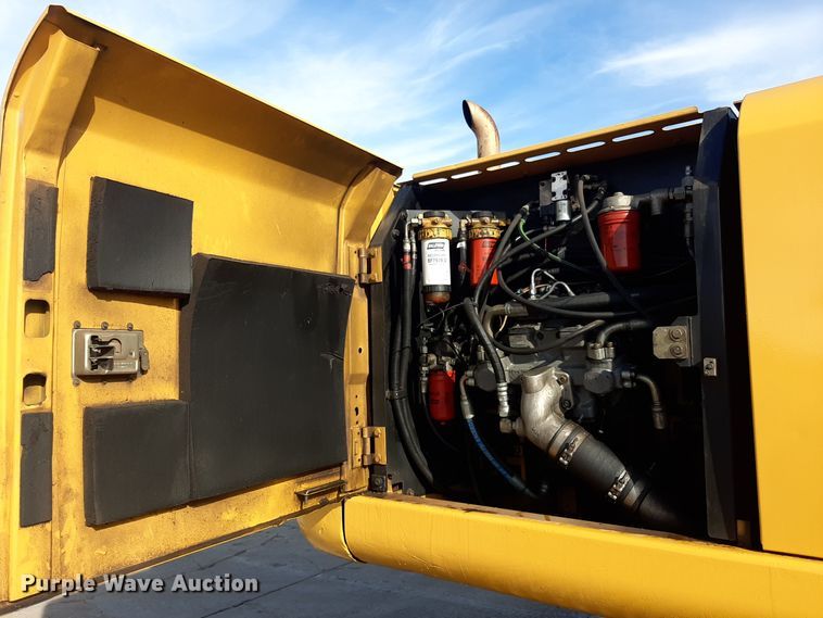 image for item LX9868 2012 John Deere 200D LC  excavator