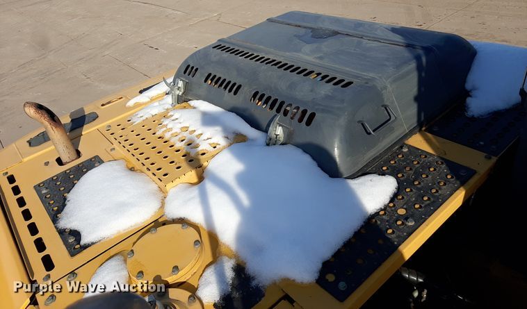 image for item LX9868 2012 John Deere 200D LC  excavator