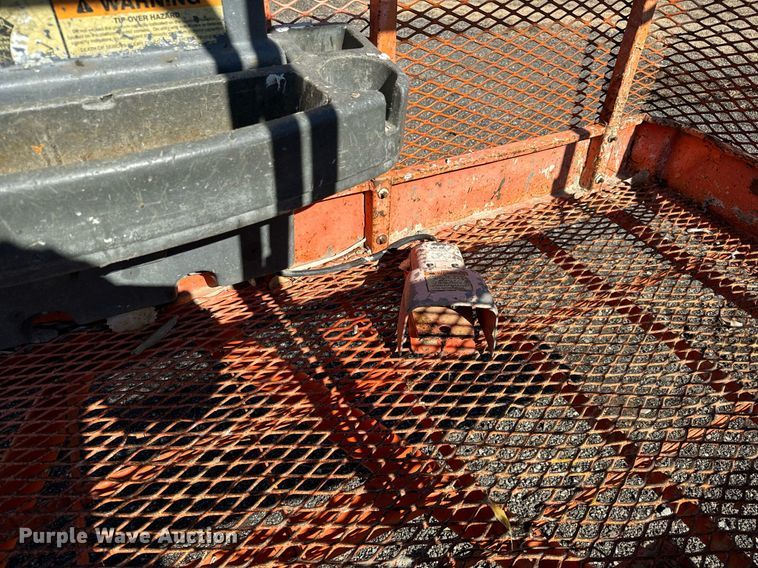 image for item LX9928 2001 JLG 600SC  boom lift