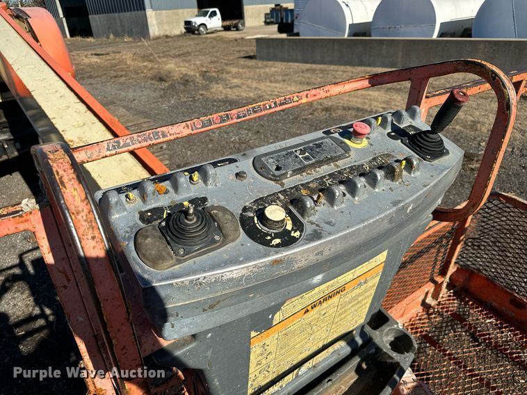 image for item LX9928 2001 JLG 600SC  boom lift