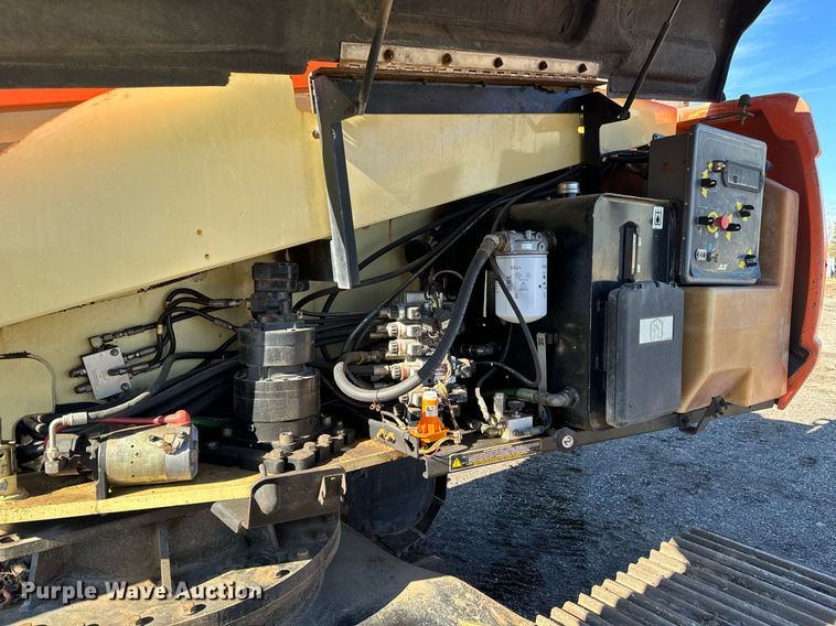 image for item LX9928 2001 JLG 600SC  boom lift