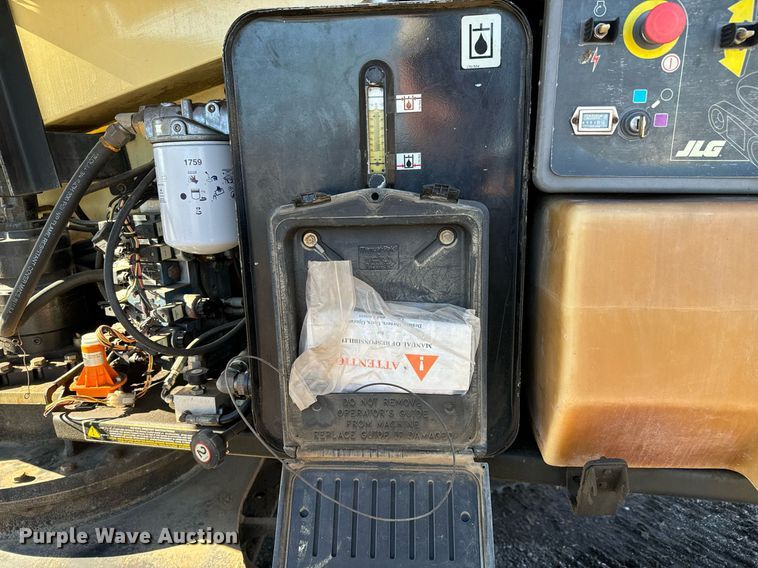 image for item LX9928 2001 JLG 600SC  boom lift