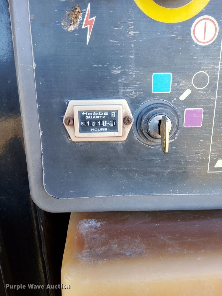 image for item LX9928 2001 JLG 600SC  boom lift