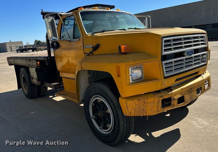 image for item LX9939 1992 Ford F600  winch truck