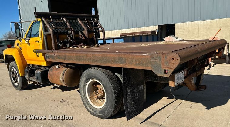 image for item LX9939 1992 Ford F600  winch truck