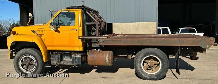image for item LX9939 1992 Ford F600  winch truck