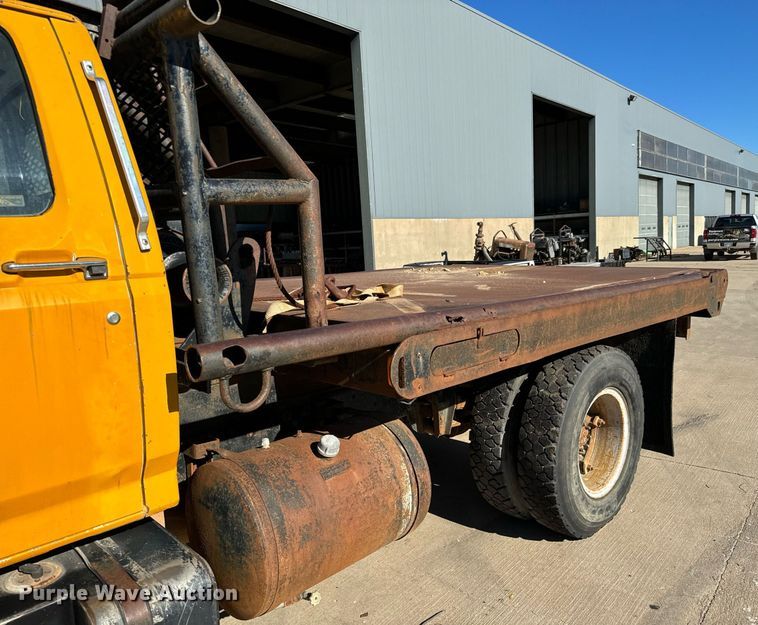 image for item LX9939 1992 Ford F600  winch truck