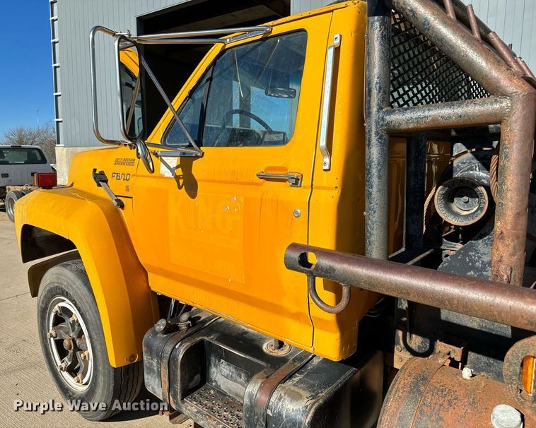 image for item LX9939 1992 Ford F600  winch truck