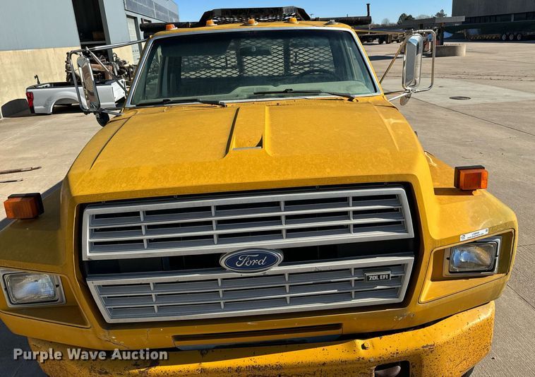 image for item LX9939 1992 Ford F600  winch truck