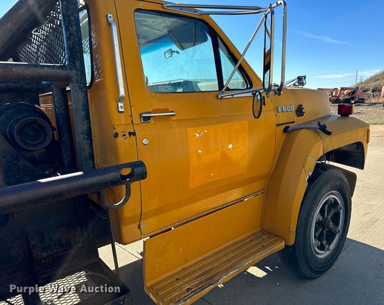 image for item LX9939 1992 Ford F600  winch truck