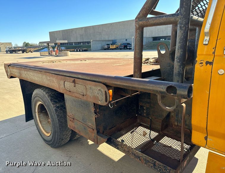 image for item LX9939 1992 Ford F600  winch truck