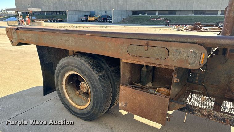 image for item LX9939 1992 Ford F600  winch truck