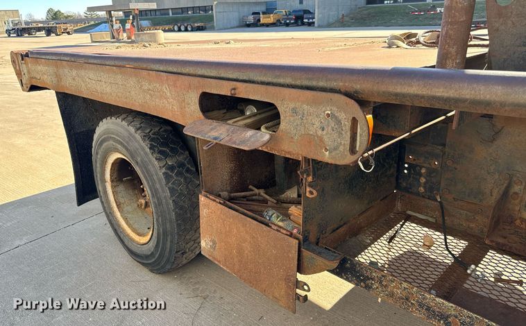 image for item LX9939 1992 Ford F600  winch truck