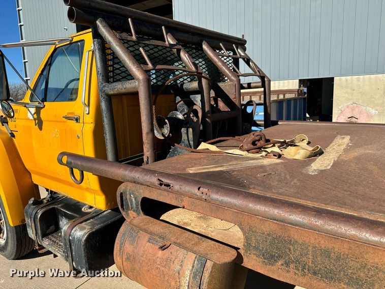 image for item LX9939 1992 Ford F600  winch truck