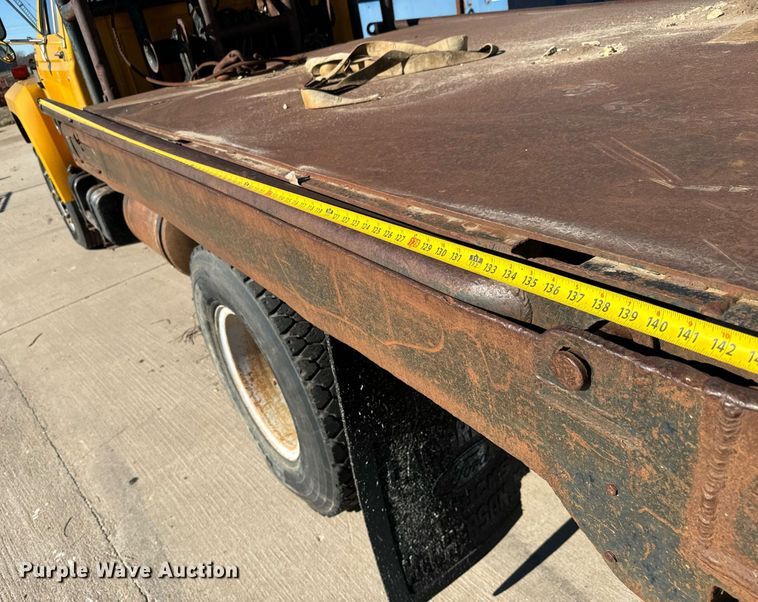 image for item LX9939 1992 Ford F600  winch truck